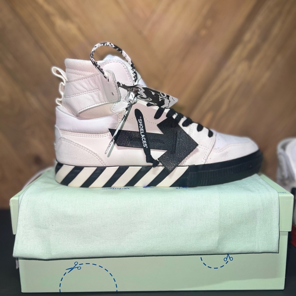 OFF-WHITE HI TOP “VULCANIZED” OFF COURT 3.0 (BLACK & WHITE) BY VIRGIL ABLOH